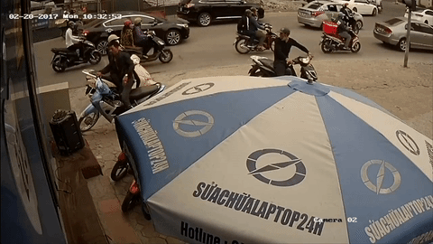 Clip: Mặc đường đ&ocirc;ng nhiều người qua lại, nh&oacute;m đối tượng vẫn rất tỉnh t&aacute;o ph&aacute; kh&oacute;a trộm xe m&aacute;y - Ảnh 2.
