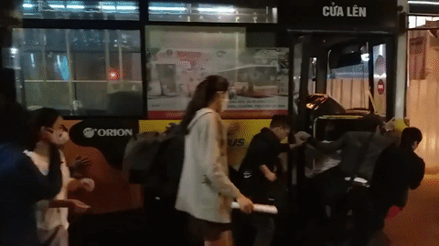 Clip: Nhiều sinh viên cùng nhau đẩy chiếc xe buýt chết máy qua đoạn đường hẹp ở Hà Nội - Ảnh 2.