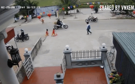 Clip thót tim: Sang đường một mình, bé trai 3 tuổi bị xe máy tông văng xa cả mét - Ảnh 2.