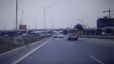 Clip: Đánh lái trong tích tắc tránh xe ô tô chạy ngược chiều trên cao tốc Hà Nội - Bắc Giang - Ảnh 2.