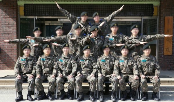 Bức hình mới nhất của T.O.P (Big Bang) trong quân ngũ tiếp tục được hé lộ - Ảnh 1.
