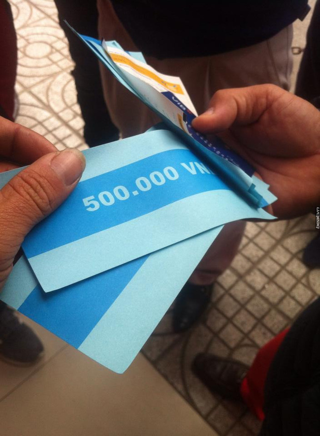 Hà Nội: Người dân bất ngờ khi cây ATM nhả toàn tờ giấy in chữ 500 nghìn đồng - Ảnh 3.
