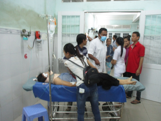 Tai nạn đ&ecirc;m khuya, 4 sinh vi&ecirc;n đi l&agrave;m th&ecirc;m thương vong - Ảnh 2.