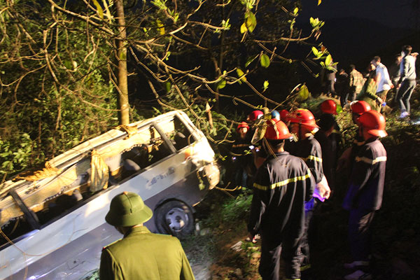 Xe khách lao xuống vực ở Lào Cai: Tất cả nạn nhân đều là người một nhà - Ảnh 2.