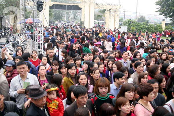 Cảnh cướp giật vé trắng trợn và đánh nhau giành vé đang diễn ra tại Lễ hội hoa - Ảnh 1.