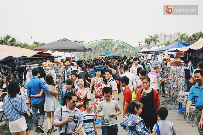 Lễ hội hoa gây thất vọng ở Hà Nội và nghịch lý kì dị: Càng chê càng tò mò và cứ thế kéo đến đông - Ảnh 2.