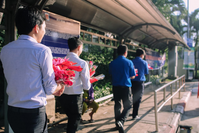 Những đóa hồng dành tặng các cô, các mẹ trên chuyến xe bus đặc biệt trong ngày 8/3 ở Sài Gòn - Ảnh 2.