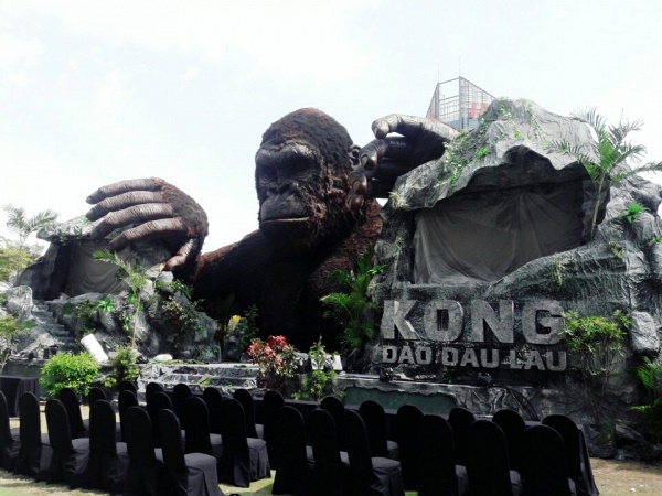 Dân mạng tìm ra điểm giống bất ngờ giữa vụ cháy sân khấu ‘Kong: Skull Island’ và trong phim - Ảnh 1.