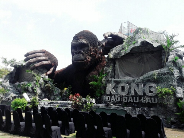 Dân mạng tìm ra điểm giống bất ngờ giữa vụ cháy sân khấu ‘Kong: Skull Island’ và trong phim - Ảnh 1.