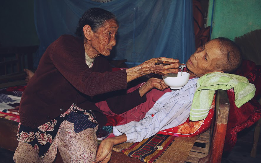 MẸ GIÀ BÁN RAU NUÔI CON GÁI UNG THƯ, tin tức Mới nhất Chạnh lòng cảnh ...