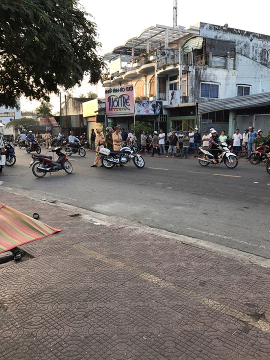 Đôi nam nữ ôm nhau chết trên vỉa hè với nhiều vết đâm - Ảnh 1.