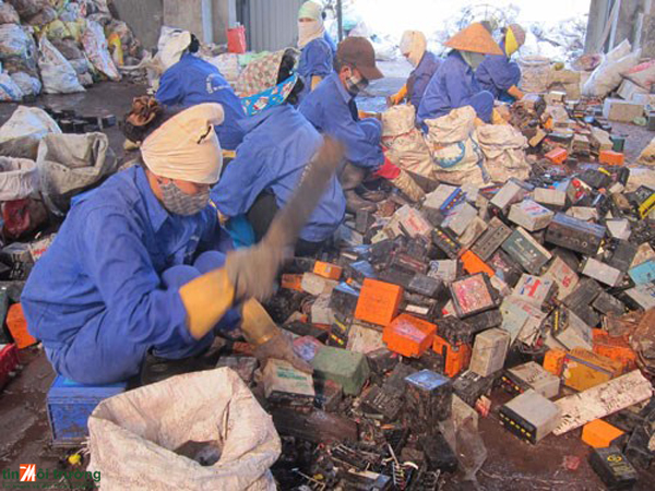 Sau 2 năm, ngôi làng gần 70% trẻ em nhiễm độc chì giờ ra sao? - Ảnh 1.
