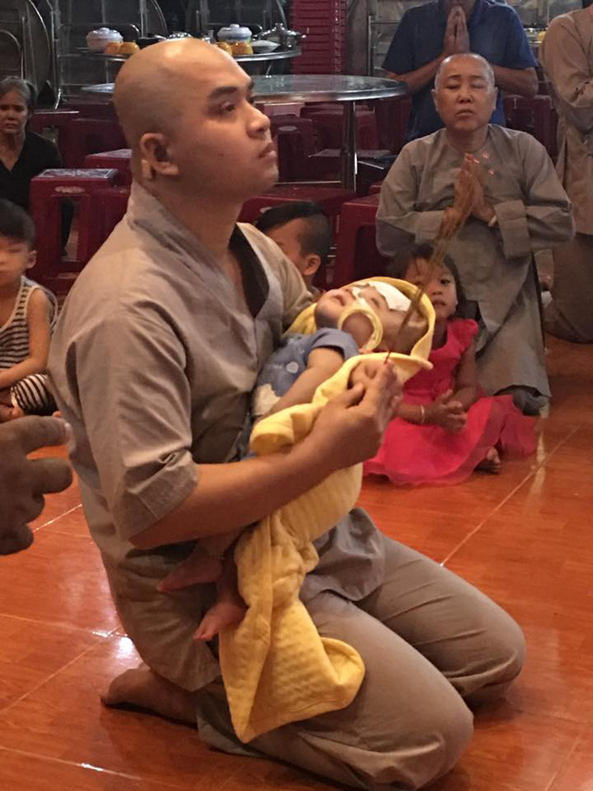 X&uacute;c động b&agrave;i thơ mẹ viết tặng con trai bị n&atilde;o &uacute;ng thủy: Ch&uacute; l&iacute;nh ch&igrave; dũng cảm, h&atilde;y mạnh mẽ mỉm cười! - Ảnh 3.