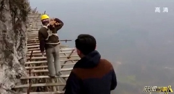 Clip: Cận cảnh xây dựng cầu kính tại Trung Quốc nơi công nhân đánh đu trên độ cao 1.700m - Ảnh 2.
