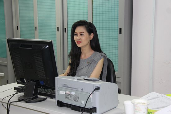 Đột nhập hậu trường trước giờ l&ecirc;n s&oacute;ng của MC VTV - Ảnh 1.