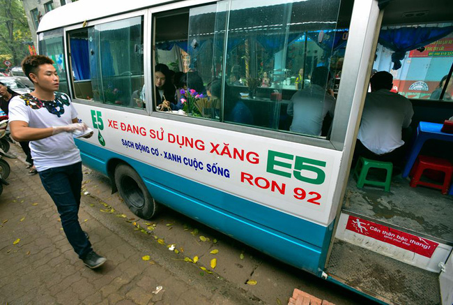 Clip: Di dời quán ăn trên xe khách 29 chỗ ở trung tâm Hà Nội vì ảnh hưởng trật tự ATGT - Ảnh 2.