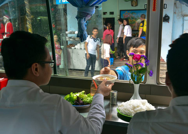 Quán ăn trên xe khách 29 chỗ ở trung tâm Hà Nội bị phạt 2,5 triệu đồng - Ảnh 1.