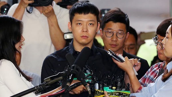Fan vỡ &ograve;a trong hạnh ph&uacute;c khi Park Yoo Chun được kết luận trắng &aacute;n - Ảnh 1.