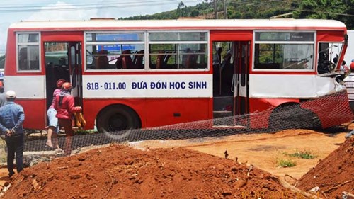 Mất 3 mạng người do tài xế mải nghe điện thoại - Ảnh 2.