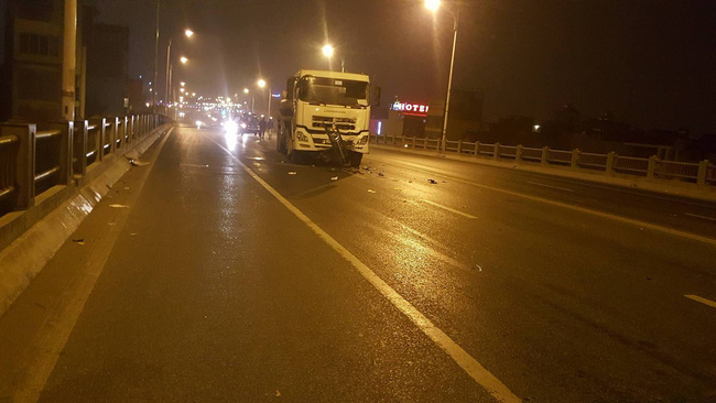 Hà Nội: Xe máy tông trực diện vào xe bồn trên cầu Vĩnh Tuy, 3 thanh niên tử vong tại chỗ - Ảnh 1.