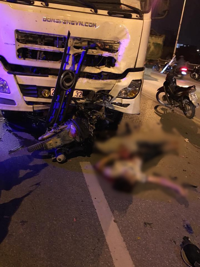 Hà Nội: Xe máy tông trực diện vào xe bồn trên cầu Vĩnh Tuy, 3 thanh niên tử vong tại chỗ - Ảnh 2.
