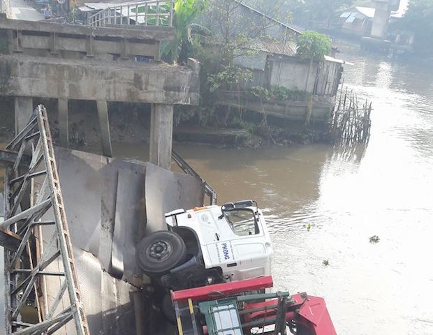 Xe tải đang qua cầu nông thôn thì bị sập, rớt xuống sông - Ảnh 1.