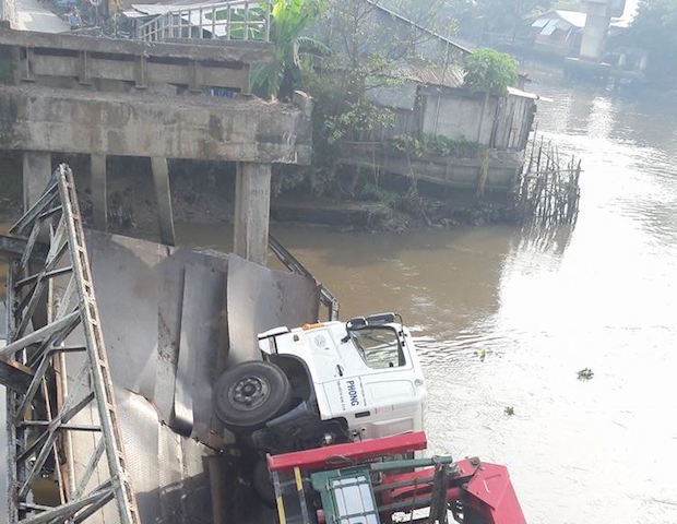 Xe tải đang qua cầu n&ocirc;ng th&ocirc;n th&igrave; bị sập, rớt xuống s&ocirc;ng - Ảnh 1.