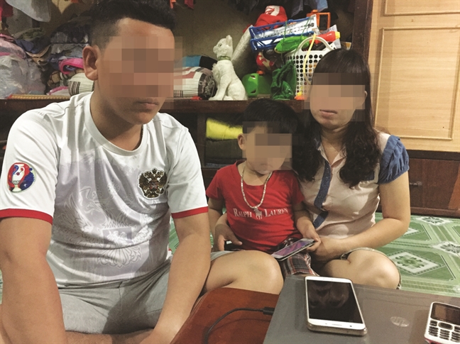 Bảo mẫu thắt d&acirc;y thun v&agrave;o dương vật trẻ  - Ảnh 1.