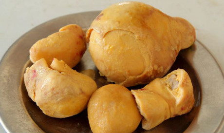 Mổ gà, phát hiện vật lạ nghi kê bảo chữa bách bệnh - Ảnh 1. Mổ gà, phát hiện vật lạ nghi kê bảo chữa bách bệnh - Ảnh 1.