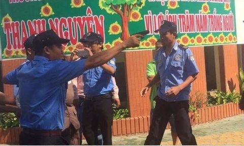 C&ocirc;ng an v&agrave;o cuộc vụ bảo vệ c&ograve;ng tay gi&aacute;m đốc, r&uacute;t s&uacute;ng dọa gi&aacute;o vi&ecirc;n - Ảnh 1.