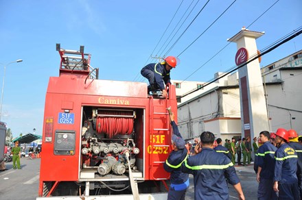 Cháy Công ty may ở Cần Thơ, ngày thứ 5 vẫn hối hả phun nước - Ảnh 1.