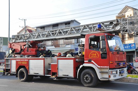 Cháy Công ty may ở Cần Thơ, ngày thứ 5 vẫn hối hả phun nước - Ảnh 2.
