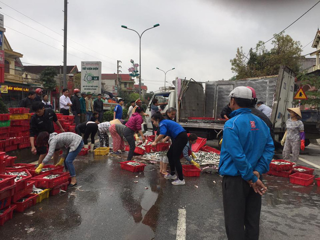 Từ chuyện người dân xắn tay áo, đội mưa nhặt hàng hóa giúp các tài xế gặp nạn: Đâu phải ai cũng thích hôi của - Ảnh 4.