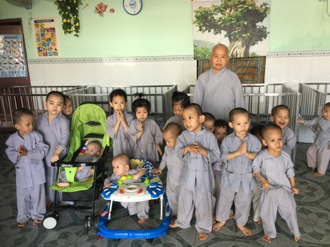 Chuyện nữ sinh có bầu với đại gia gõ cửa chùa xin... đẻ - Ảnh 1.