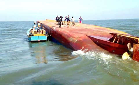 T&agrave;u hơn 3.000 tấn ch&igrave;m xuống biển Vũng T&agrave;u, 9 người mất t&iacute;ch - Ảnh 1.
