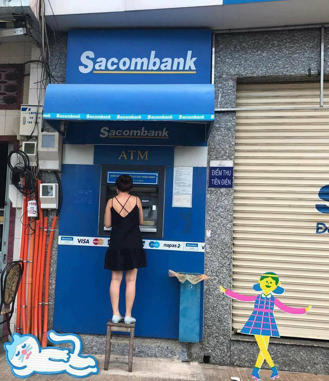 Nhiều cây ATM ở Sài Gòn trở nên quá cao vì bậc thềm lấn chiếm vỉa hè đã bị đập bỏ - Ảnh 2.