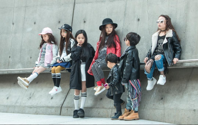 Cứ mỗi mùa Seoul Fashion Week đến, dân tình lại chỉ ngóng xem street style vừa cool vừa yêu của những fashionista nhí này - Ảnh 1.