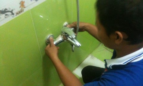 Gần 700 triệu đồng đội n&oacute;n ra đi c&ugrave;ng g&atilde; thợ sửa ống nước b&iacute; ẩn - Ảnh 1.