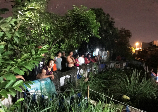 Ngồi giữa đường ray, người đ&agrave;n &ocirc;ng bị t&agrave;u hỏa t&ocirc;ng chết - Ảnh 2.
