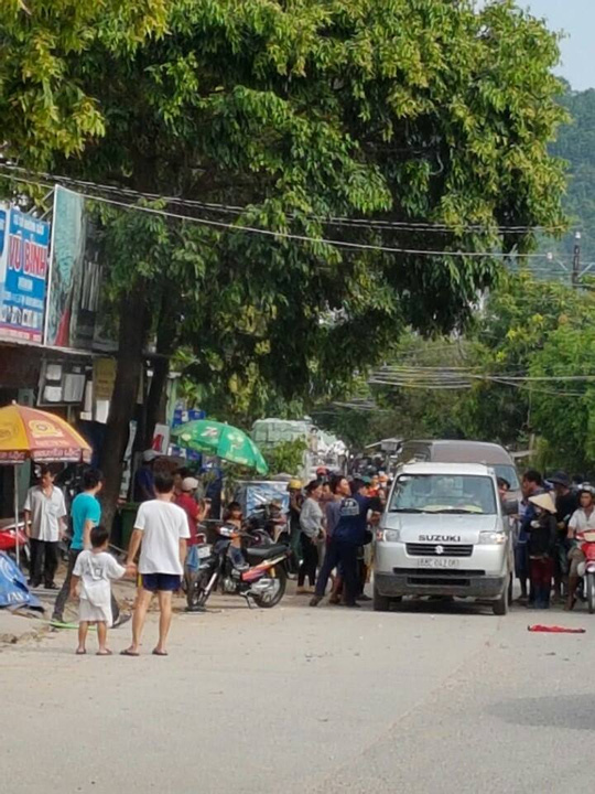 Nổ th&ugrave;ng phuy, 2 c&ocirc;ng nh&acirc;n nhập viện cấp cứu - Ảnh 1.