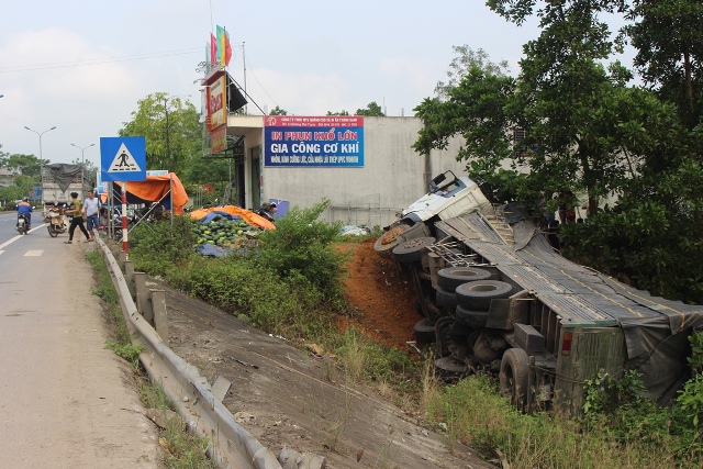 Xe tải lật nh&agrave;o tr&ecirc;n QL1, người d&acirc;n gi&uacute;p t&agrave;i xế thu dọn dưa hấu - Ảnh 1.