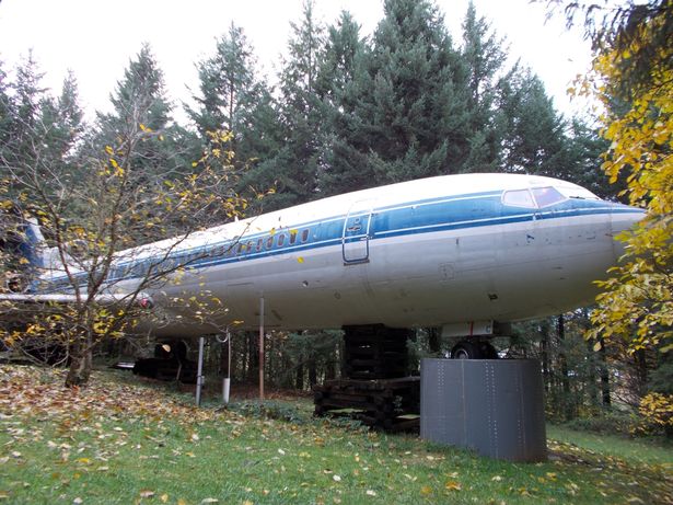 Chán ở nhà, người đàn ông mua hẳn một chiếc máy bay Boeing 727 cũ nằm giữa rừng để sống - Ảnh 1.