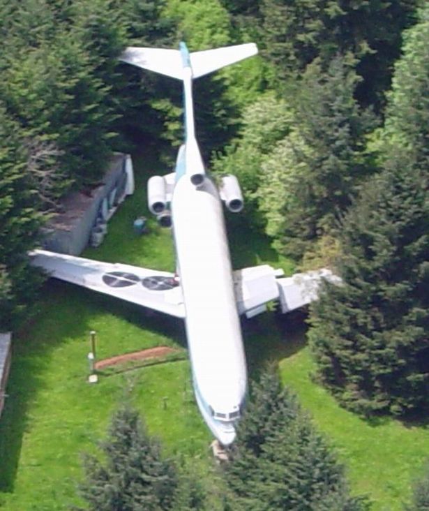 Chán ở nhà, người đàn ông mua hẳn một chiếc máy bay Boeing 727 cũ nằm giữa rừng để sống - Ảnh 2.