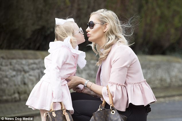 Mẹ trẻ chi bạo sắm đồ Louis Vuitton cho con gái diện gây tranh cãi - Ảnh 1.