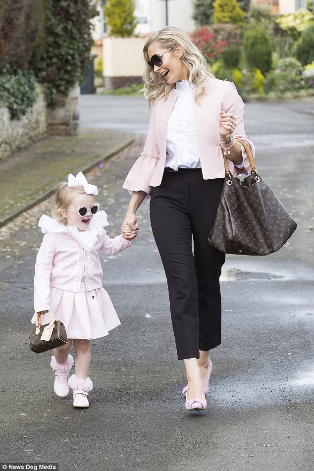 Mẹ trẻ chi bạo sắm đồ Louis Vuitton cho con gái diện gây tranh cãi - Ảnh 2.