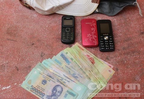  Bắt 2 đối tượng dọa rải 2.000 tấm ảnh nhạy cảm để tống tiền - Ảnh 2.