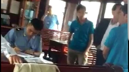 Du kh&aacute;ch bị giam lỏng giữa vịnh Hạ Long - Ảnh 1.