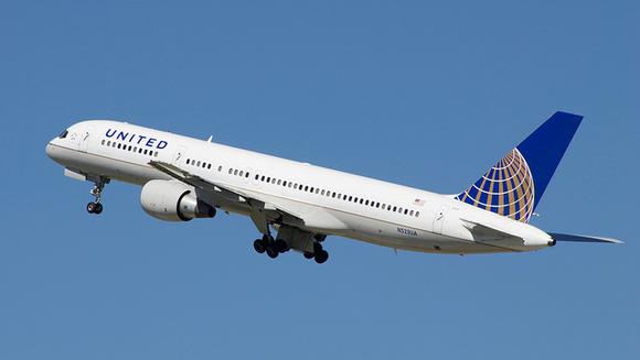 United Airlines sẽ khởi kiện người quay video “kéo lê hành khách”? - Ảnh 1.