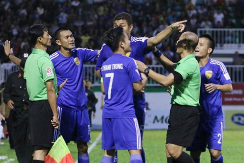 Phá vỡ phe cánh trọng tài V-League: Phải chơi... bạo! - Ảnh 2.