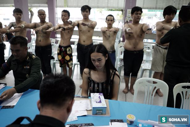 Người chuyển giới Thái Lan khốn khổ vì những đợt khám nghĩa vụ quân sự - Ảnh 2.